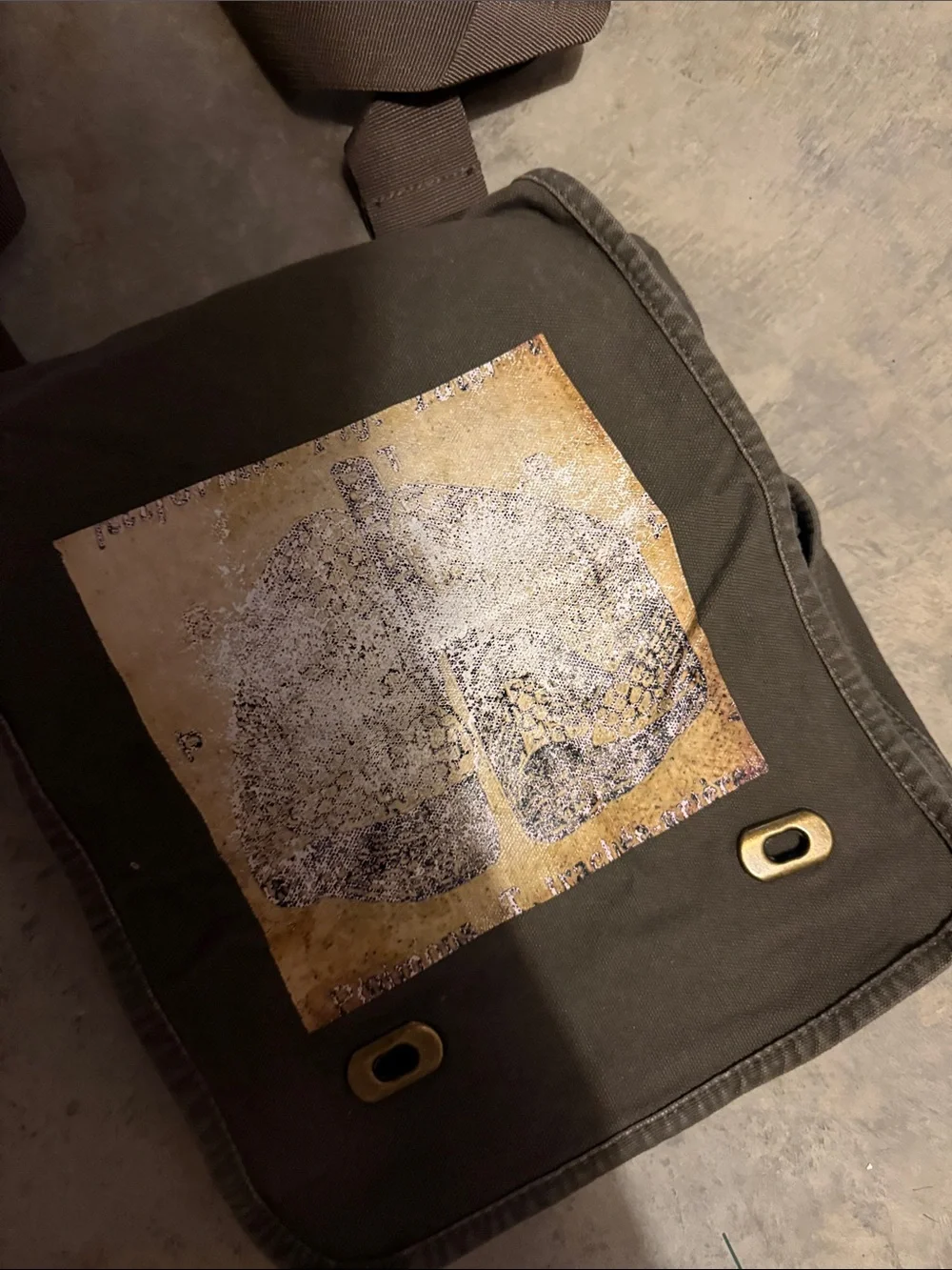 Compact Olive Green Men's Messenger Crossbody Bag with Graphic Panel